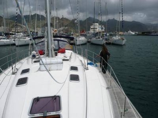 eslora de un barco blanco